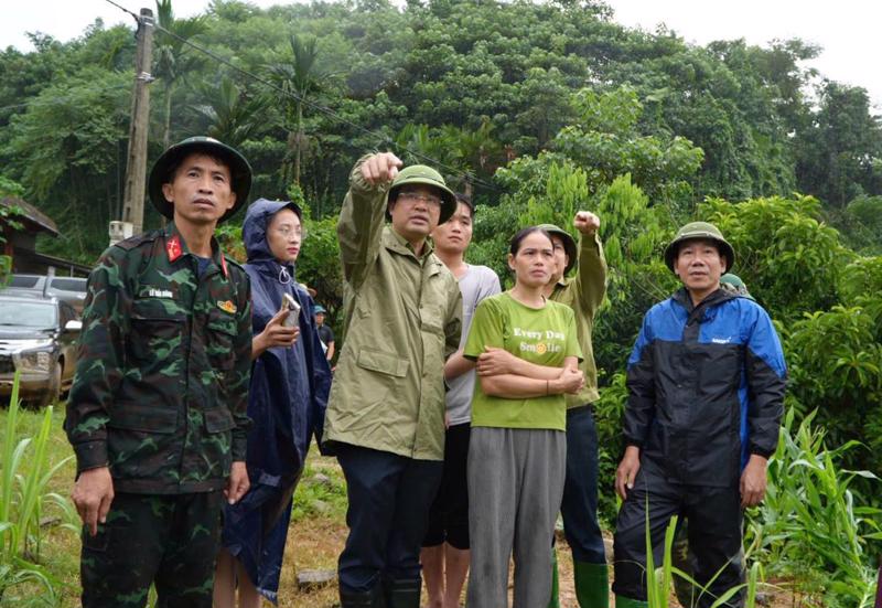 Chủ tịch UBND tỉnh Trịnh Xuân Trường trực tiếp chỉ đạo công tác khắc phục thiên tai, tìm kiếm cứu nạn. Ảnh: Trang thông tin điện tử UBND tỉnh Lào Cai.