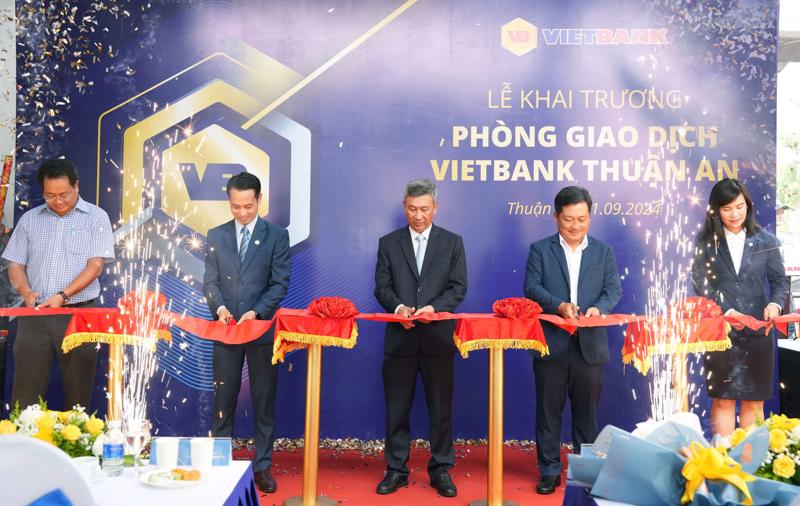 Ông Nguyễn Thanh Sơn - Phó Chủ tịch UBND Thành phố Thuận An; Ông Hoàng Minh Anh - Giám đốc Phòng Giao dịch Vietbank; Ông Võ Thành Phong - Giám đốc Ngân hàng Nhà nước tỉnh Bình Dương; Ông Dương Nhất Nguyên - Chủ tịch Hội đồng Quản trị Vietbank; Bà Trần Tuấn Anh - Tổng Giám đốc Vietbank (Từ bên trái sang).