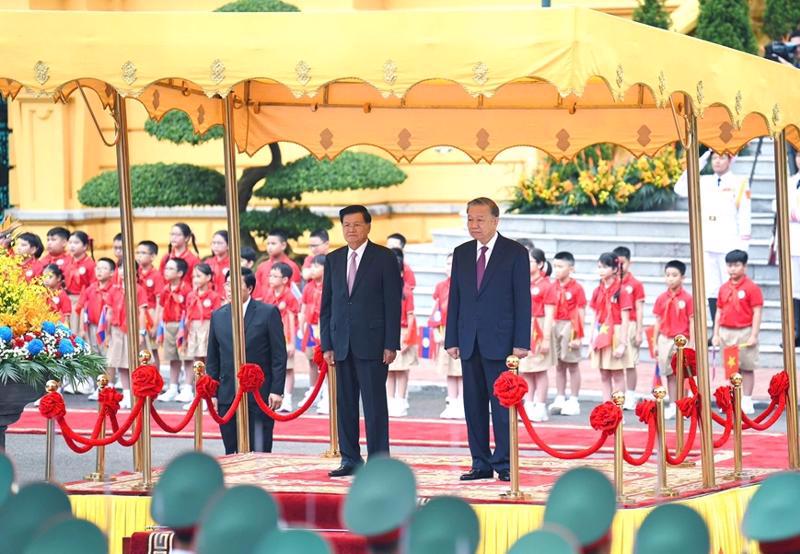 At the welcome ceremony, chaired by Party General Secretary and President To Lam  for visiting Party General Secretary and President of Laof Thongloun Sisoulith (Photo: Bao Dang Cong san) 