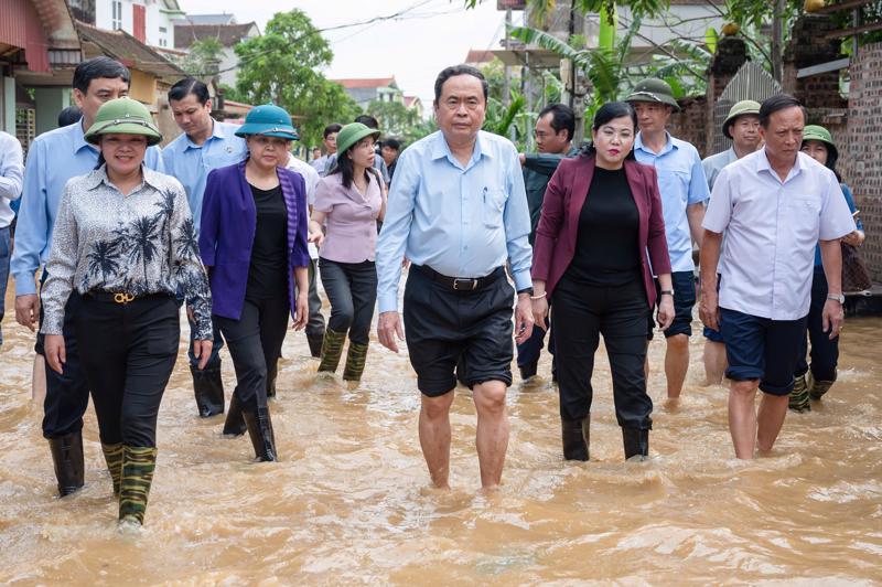 Chủ tịch Quốc hội Trần Thanh Mẫn đã tới thăm, động viên và kiểm tra tình hình công tác chỉ đạo khắc phục thiệt hại do bão số 3 và mưa lũ sau bão gây ra trên địa bàn tỉnh Thái Nguyên - Ảnh: Quochoi.vn