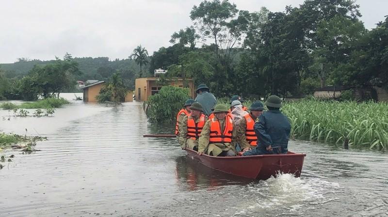 Lực lượng chức năng tỉnh Thanh Hóa phải di chuyển bằng xuồng để tiếp cận và cứu trợ người dân khu phố Ngọc Bồ, huyện Thạch Thành (Thanh Hóa) trong sáng ngày 12/9. 