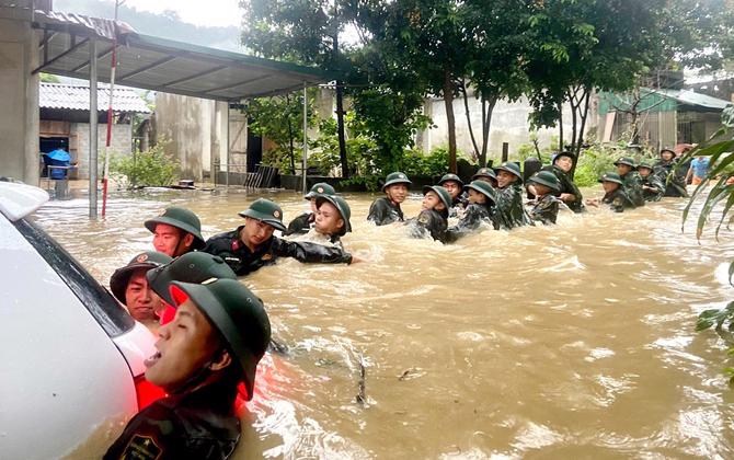 Lực lượng chức năng cứu hộ, cứu nạn tại các địa điểm bị lũ, lụt.