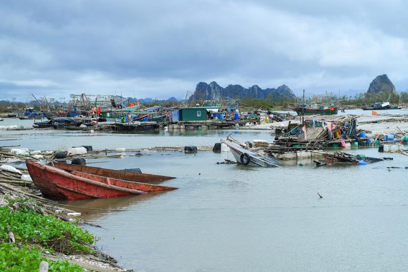 Nhiều tàu cá, tàu du lịch tại TP. Hải Phòng, Quảng Ninh bị hư hại do mưa bão.