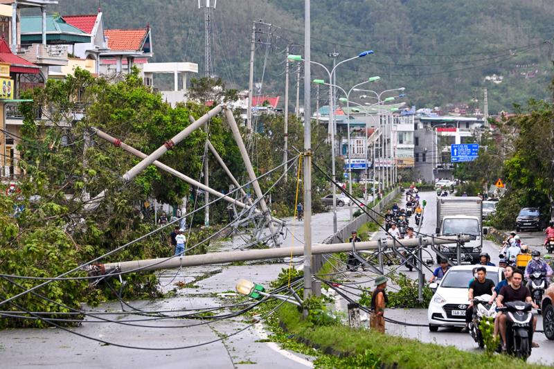 Hệ thống lưới điện tại Quảng Ninh bị tàn phá nghiêm trọng do bão số 3