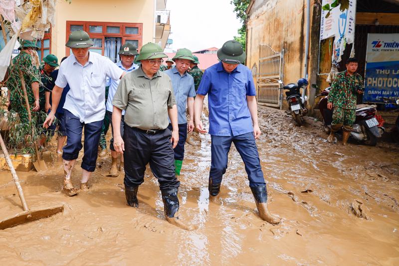 Thủ tướng Phạm Minh Chính thị sát tình hình, chỉ đạo ứng phó, khắc phục hậu quả mưa lũ, thiên tai tại Yên Bái - Ảnh VGP