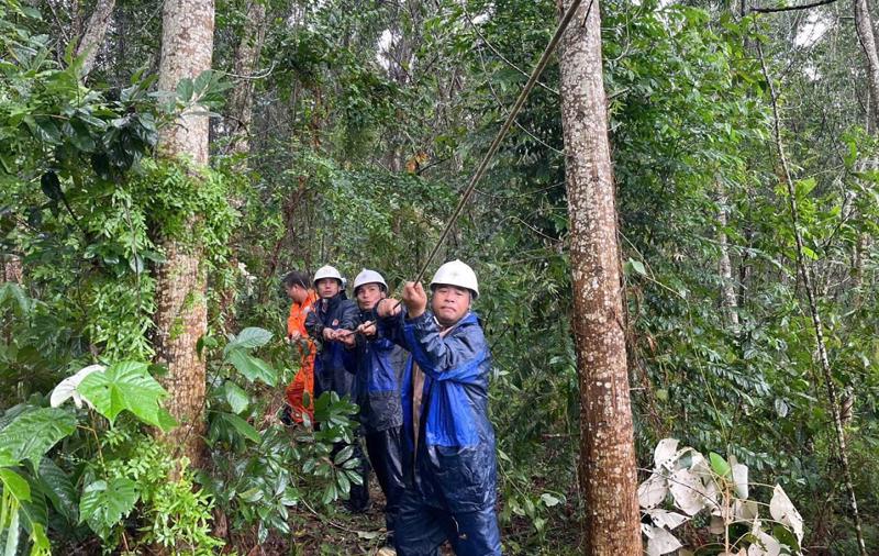 Các đơn vị của Điện lực tại miền Bắc đang nỗ lực khôi phục cung cấp điện trở lại cho các khách hàng bị ảnh hưởng do bão, lũ. 