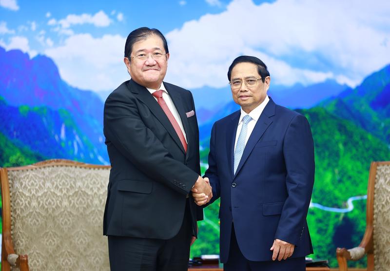 Prime Minister Pham Minh Chinh (right) receives Mitsui & Co., Ltd. chairman on September 11 (Photo VNA)