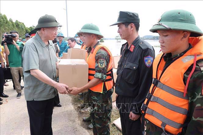 Party General Secretary and State President To Lam  (L) is encouraging rescue forces in Sơn Dương district, northern mountainous province Tuyen Quang on September 12 (Photo: VNA)