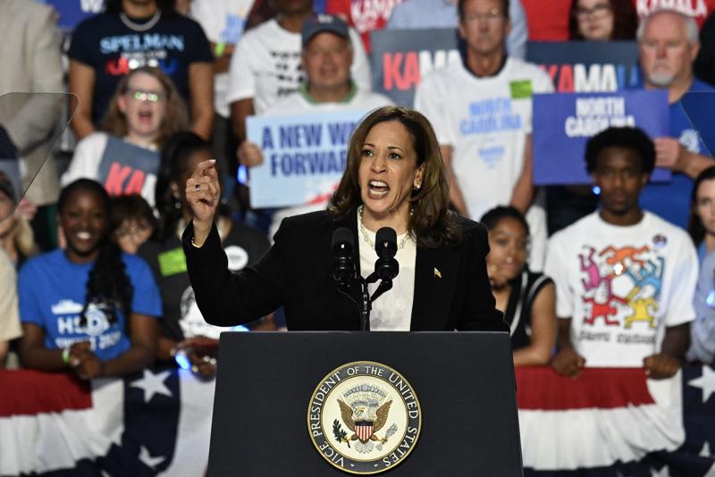 Ứng cử viên tổng thống của đảng Dân chủ, Phó Tổng thống Kamala Harris, phát biểu tại một cuộc vận động tranh cử ở Bojangles Coliseum, Charlotte, bang North Carolina, ngày 12/9/2024 - Ảnh: Getty Images