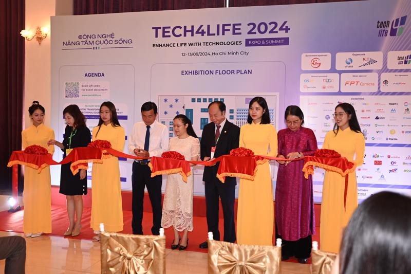 Ban tổ chức cắt băng khai mạc triển lãm và hội nghị Tech4life 2024, sáng 12/9.