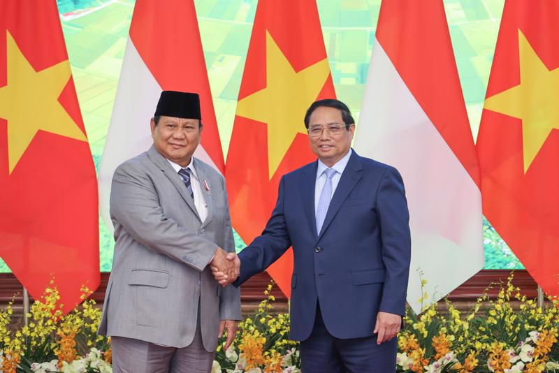 Prime Minister Pham Minh Chinh receives Indonesian President-elect Prabowo Subianto in Hanoi on September 14. (Photo: VGP)