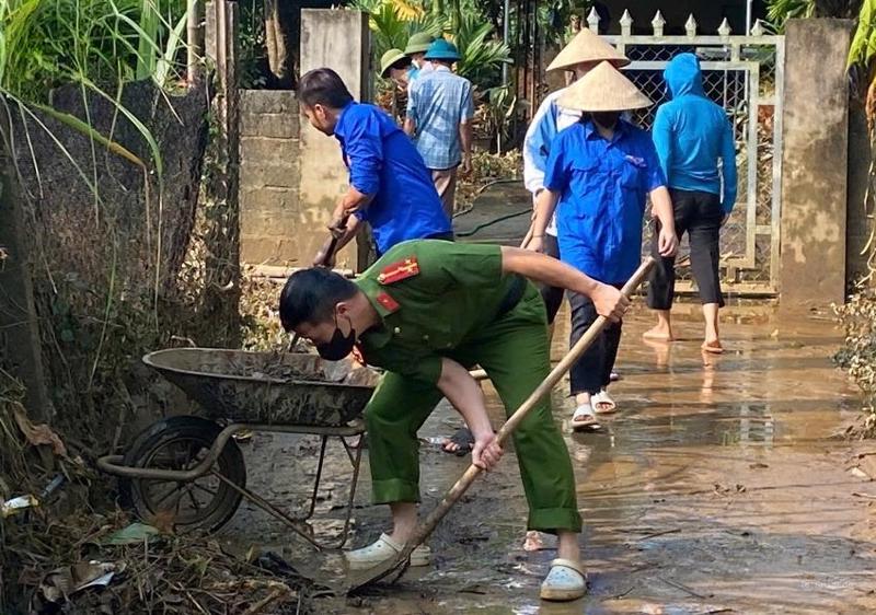 Ban Chỉ huy quân sự và Công an huyện Thạch Thành đã tổ chức lực lượng, phối hợp với các địa phương tổ chức dọn dẹp nhà cửa, vệ sinh môi trường, giúp người dân ổn định cuộc sống sau lũ.