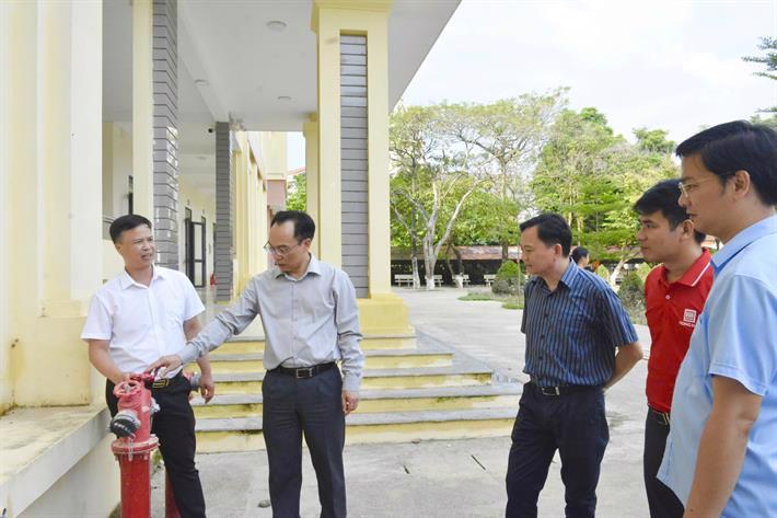 Đoàn công tác kiểm tra thực tế trang thiết bị tại Trường THCS Phan Thiết (Thành phố Tuyên Quang). Ảnh: MOET.