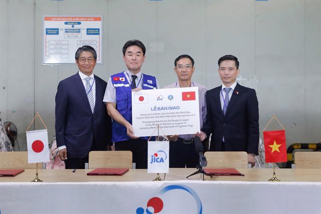 Representatives of the Japanese and Vietnamese governments at the handover ceremony of emergency aid in Hanoi on September 15  (Source: VGP)