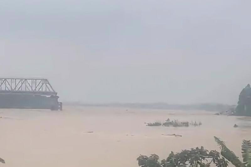 The Phong Chau bridge was collapsed on September 9.