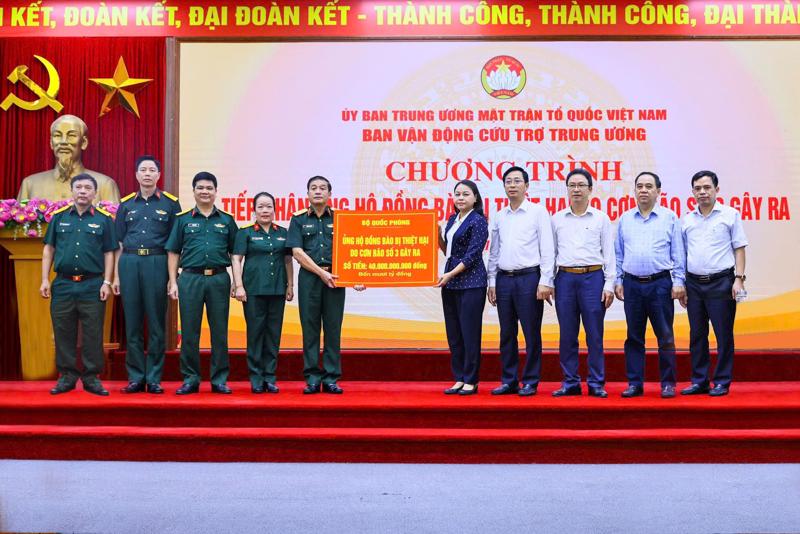 Đại tá Vũ Thị Hải Phượng - Phó Chủ tịch Hội đồng quản trị Ngân hàng TMCP Quân đội (MB) (thứ tư từ trái qua) đại diện MB cùng Bộ Quốc phòng trao số tiền ủng hộ.