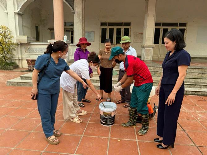 Tăng cường phòng chống dịch bệnh sau bão lũ. Ảnh: Sở Y tế Hà Nội.