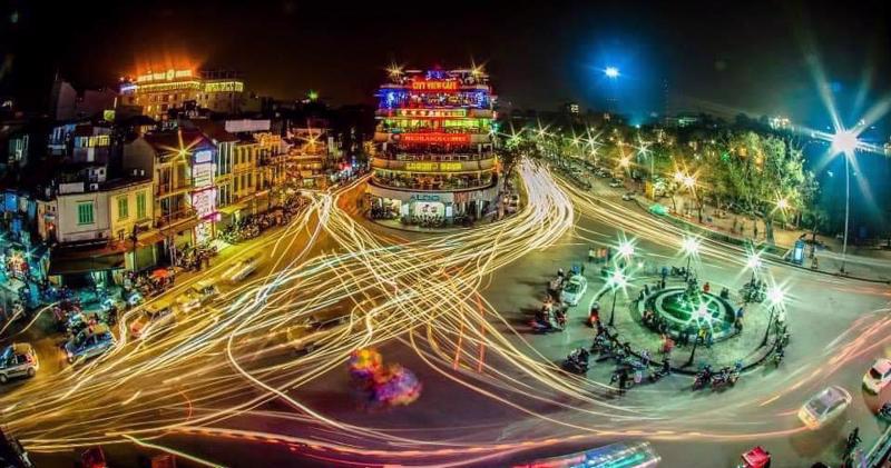 A view of Hanoi by night. 