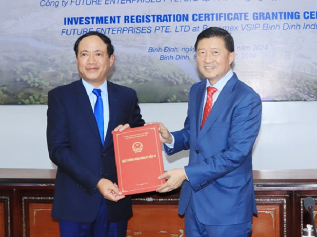 Mr. Pham Anh Tuan (left), Chairman of the Binh Dinh Provincial People’s Committee granted investment license to Mr. Tang Wang Cheow, Chairman of Food Empire. (Source: Binh Dinh Portal)