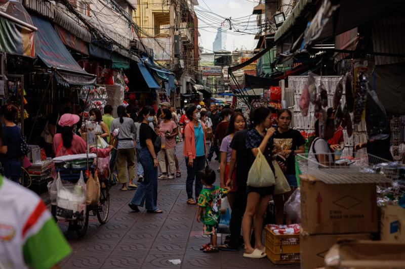 Người mua sắm tại một khu chợ ở Bangkok, Thái Lan - Ảnh: Bloomberg