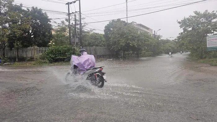 Một số tuyến đường tại thành phố Huế ngập do mưa lớn 