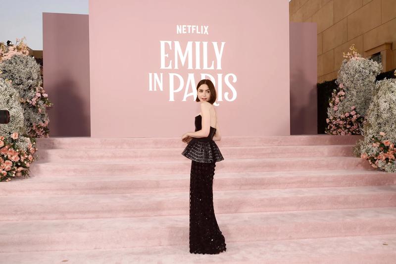 Nữ diễn viên Lily Collins trong vai Emily Cooper của loạt phim. Ảnh: Getty Images.