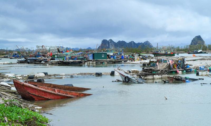 Tàu cá khai thác thuỷ hải sản, tàu du lịch, lồng bè nuôi trồng thuỷ hải sản trên mặt biển thiệt hại nặng nề sau bão.