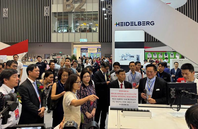  The exhibition showcases the most advanced innovations and technologies in printing and packaging industry. Photo: VNA