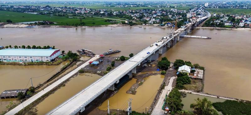 The bridge spanning Dao river, connecting Y Yen and Nghia Hung districts. 