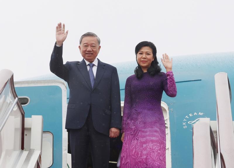 General Secretary and President To Lam and his spouse left Hanoi on September 21 morning for the US and Cuba (Photo: VNA)