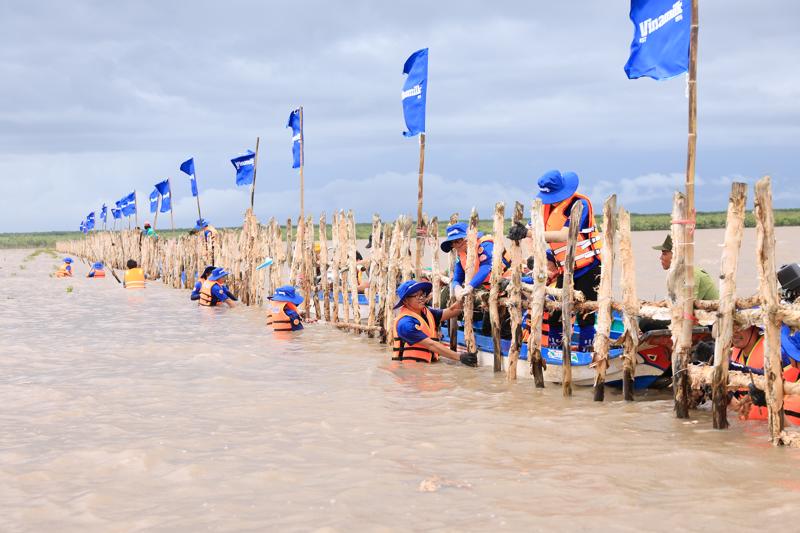 Đoàn nhân viên Vinamilk cùng thực hiện gia cố, sửa chữa hàng rào khoanh nuôi rừng.