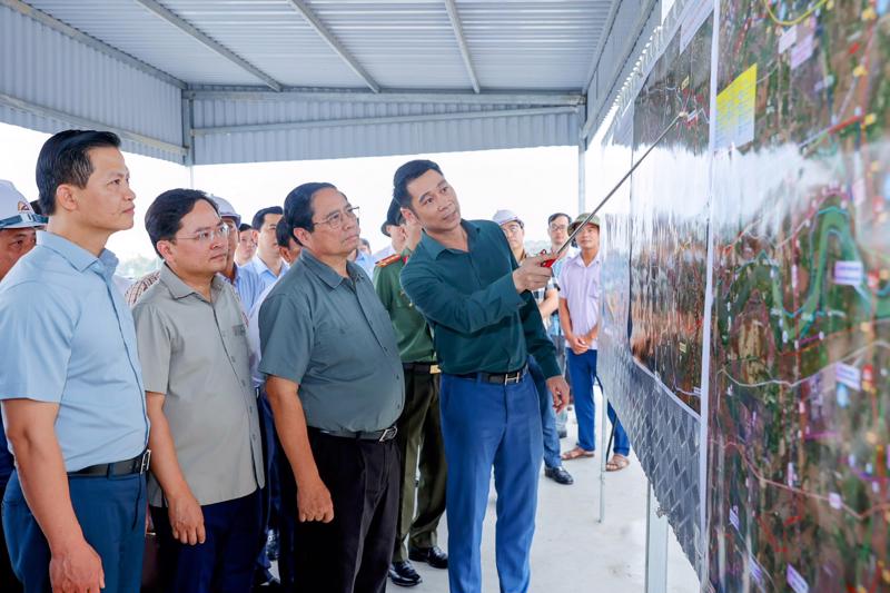 Thủ tướng Phạm Minh Chính nghe báo cáo tiến độ triển khai thực hiện dự án đầu tư xây dựng đường Vành đai 4-Vùng Thủ đô Hà Nội đoạn qua tỉnh Bắc Ninh - Ảnh: VGP