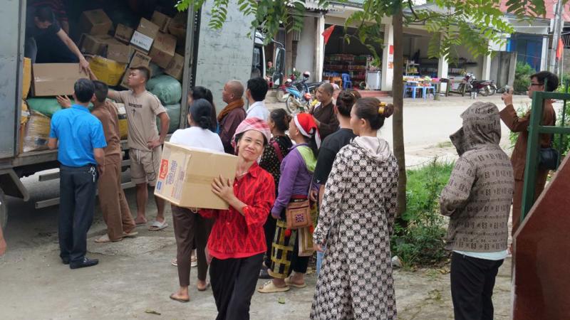 Người dân ở xã Chiềng Ken, huyện Văn Bàn, tỉnh Lào Cai nhận quà cứu trợ .