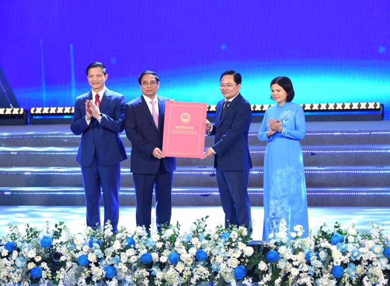 Prime Minister Pham Minh Chinh (second, left) grants the decision approving Bac Ninh province's master plan to local authorities at a ceremony held on September 22. Photo: VGP