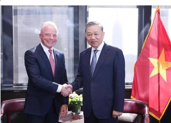 Party General Secretary and State President To Lam (R) receives President of Boeing Global Brendan Nelson. (Photo: VNA)