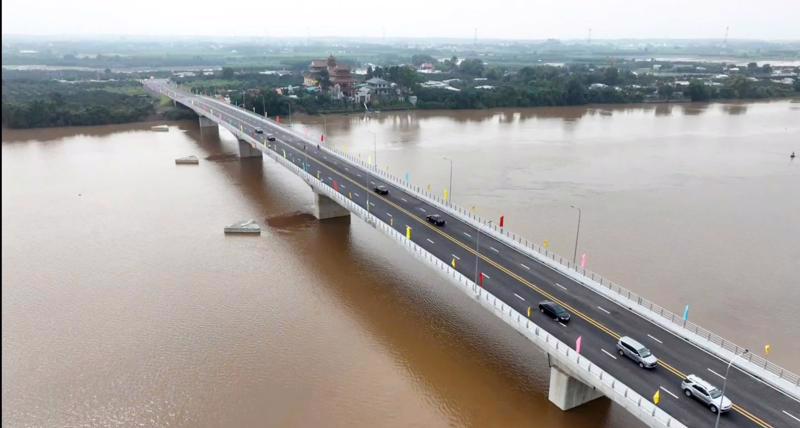 The Bach Dang 2 Bridge spans 945.81 m over Dong Nai River.