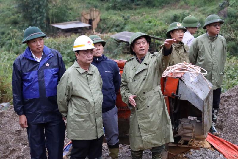 Bộ trưởng Lê Minh Hoan kiểm tra tiến độ thi công khu tái định cư xóm Lũng Lỳ, xã Ca Thành, tỉnh Cao Bằng.