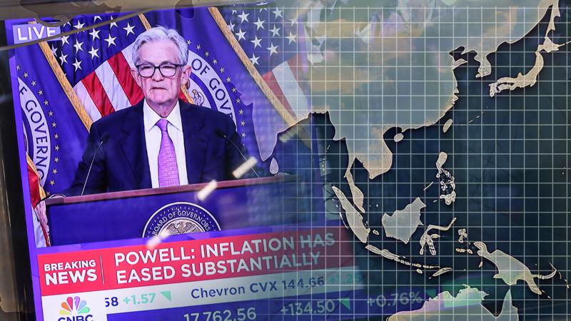 Một màn hình phát bản tin về cuộc họp báo ngày 18/9 của Chủ tịch Fed Jerome Powell tại Sở giao dịch chứng khoán New York (NYSE). ngày 18/9 - Ảnh: Bloomberg