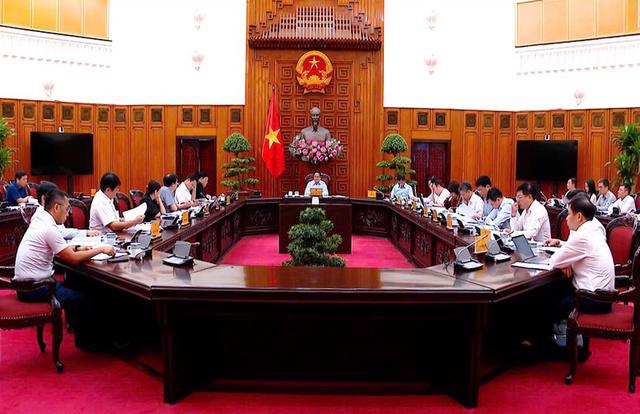 PM Pham Minh Chinh (center) chairs a meeting to debate rooftop solar power development on September 23. (Photo: VGP)