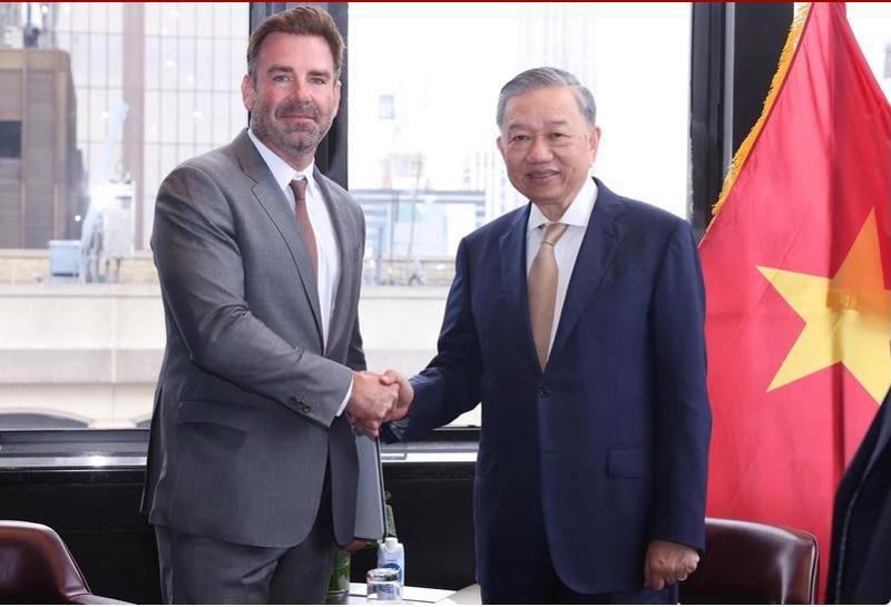 Party General Secretary and State President To Lam (right) and Mr. Nick Ammann, Vice President of Global Government Affairs at Apple. (Photo: VNA)