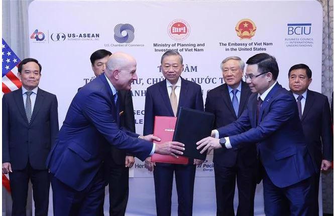 Party General Secretary and President To Lam witnesses the exchange of cooperation agreement between PetroVietnam and GE (Photo: VNA)