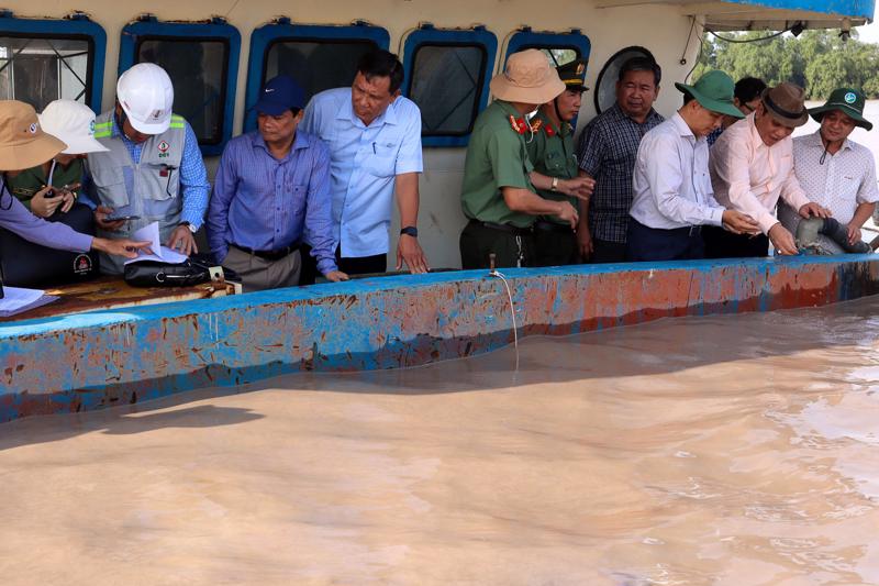 Chủ tịch UBND tỉnh Sóc Trăng Trần Văn Lâu (thứ 3, từ phải sang) cùng đoàn công tác đi kiểm tra việc khai thác cát trên sông Hậu ngày 23/9/2024. Ảnh: Quang Bình.