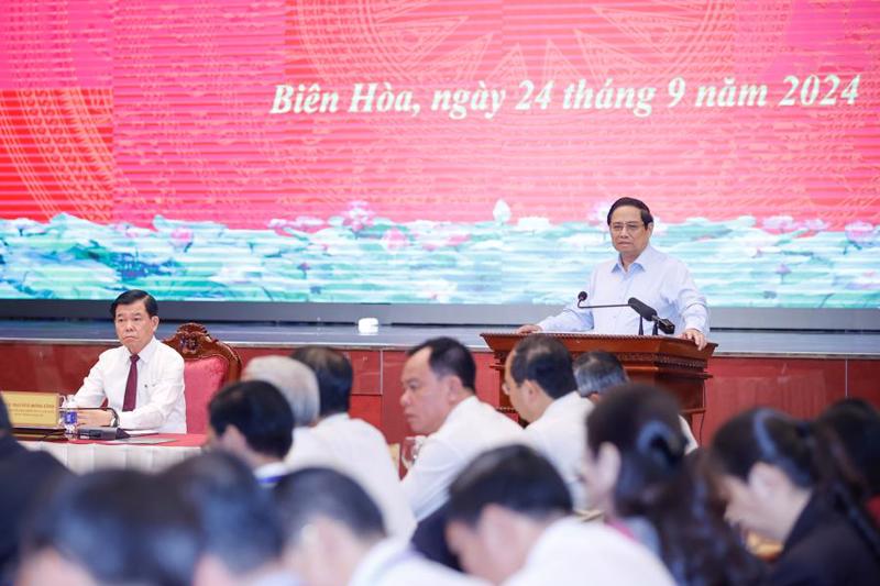 Prime Minister addresses the meeting with Dong Nai province authorities on September 24. (Photo VGP)