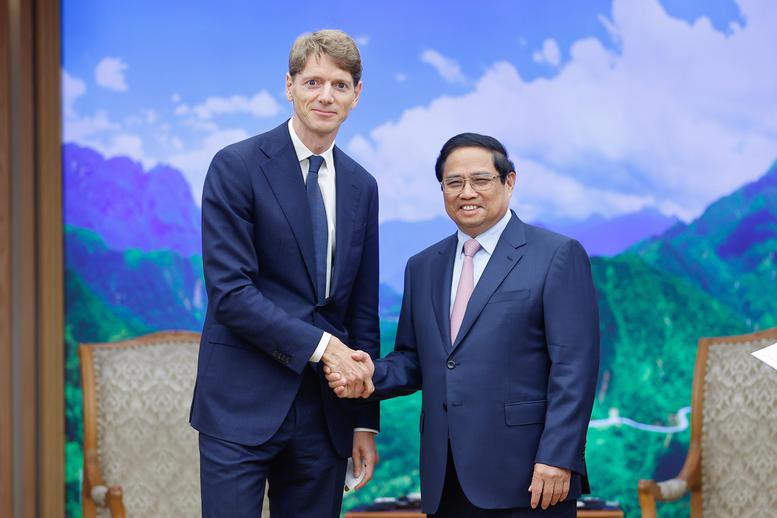 Prime Minister Pham Minh Chinh (right) receiving Chairman of APM Holding Robert Maersk Uggla in Hanoi on September 23. (Photo: VGP)