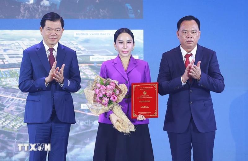 Dong Nai province authorities present investment certificate to 17 projects on September 24. (Photo VNA)