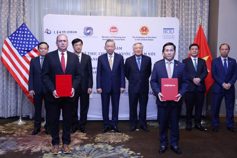 Party General Secretary and President To Lam witnessed the signing of a $1,1 billion deal between Vietjet and Honeywell Aerospace Technologies on September 23. (Source: Vietjet)