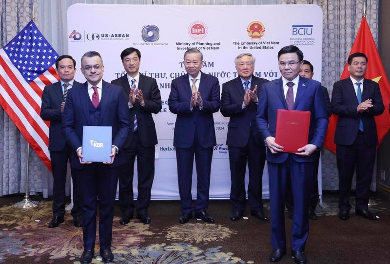 Party General Secretary and President To Lam (centre, second row) witnesses the signing of the cooperation agreement between Petrovietnam and KBR.