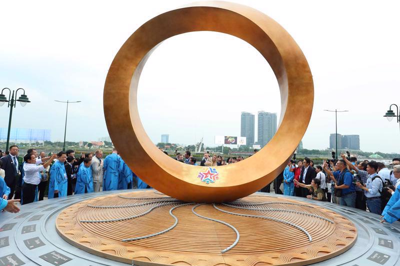 The centerpiece of the symbol is a Mobius circle, an infinity loop symbolizing the city's interconnectedness with the world.