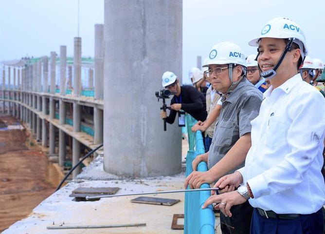 Prime Minister Pham Minh Chinh (second from right) inspects the project in southern Dong Nai province on September 24. Photo: VGP