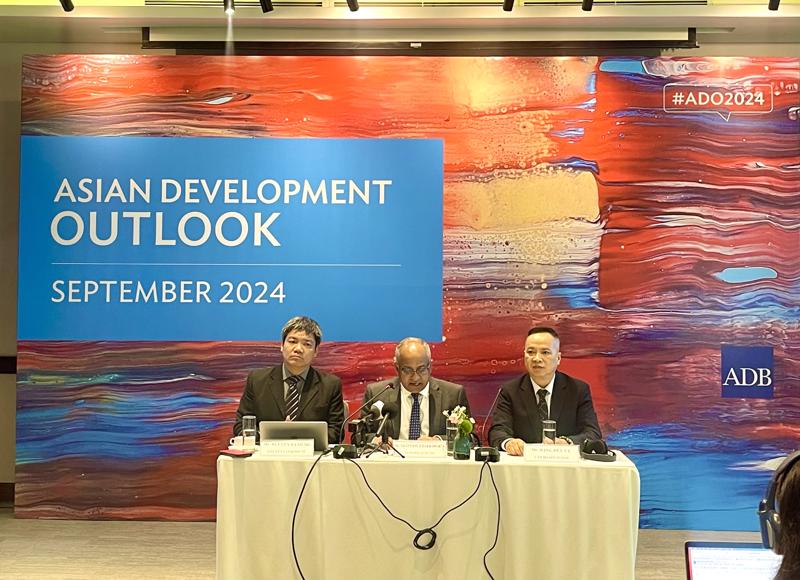 ADB's expert at the conference to announce updates on Vietnam’s economic development situation on September 25